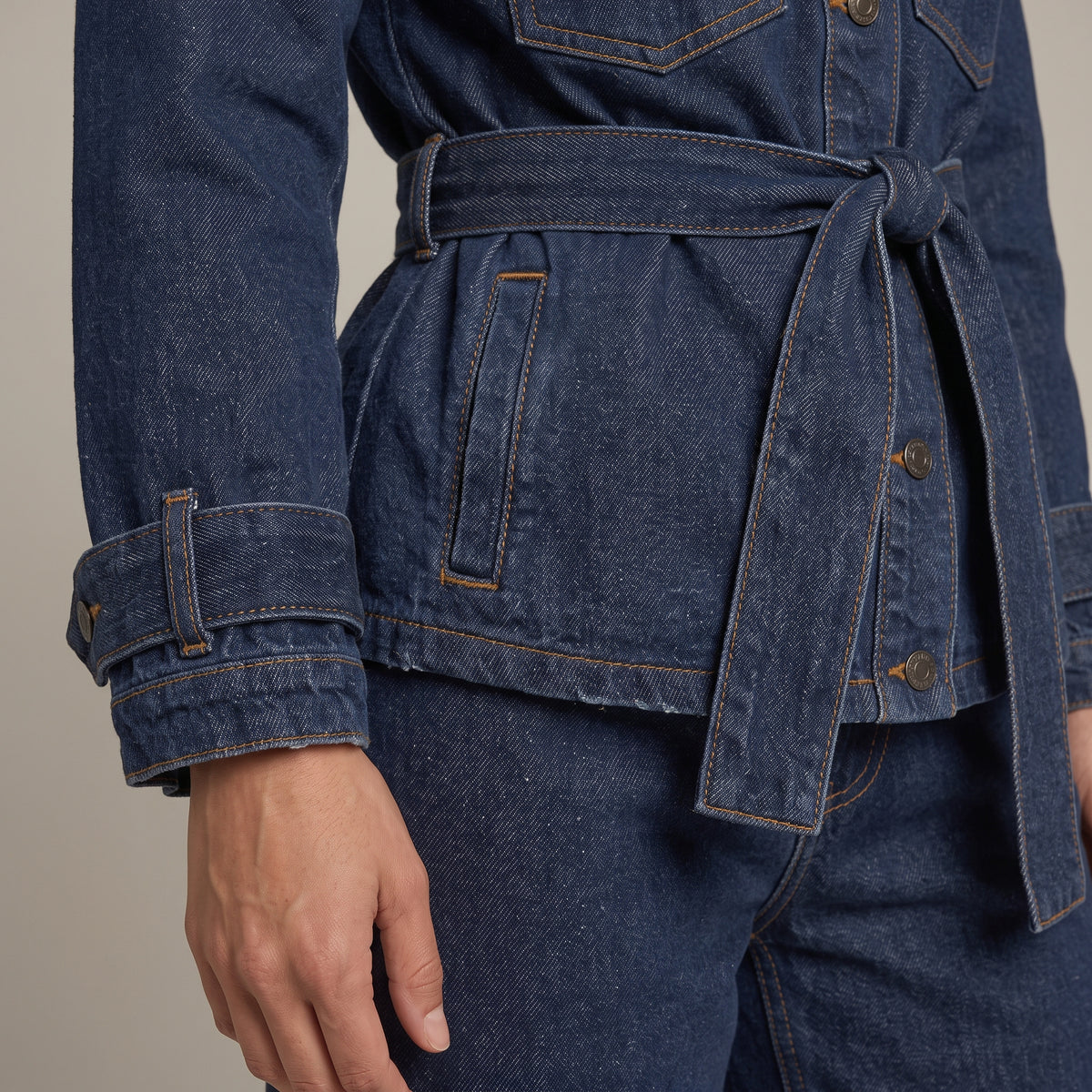 Denim-Zweiteiler Leyla, Jacke mit Gürtel und weite Jeans