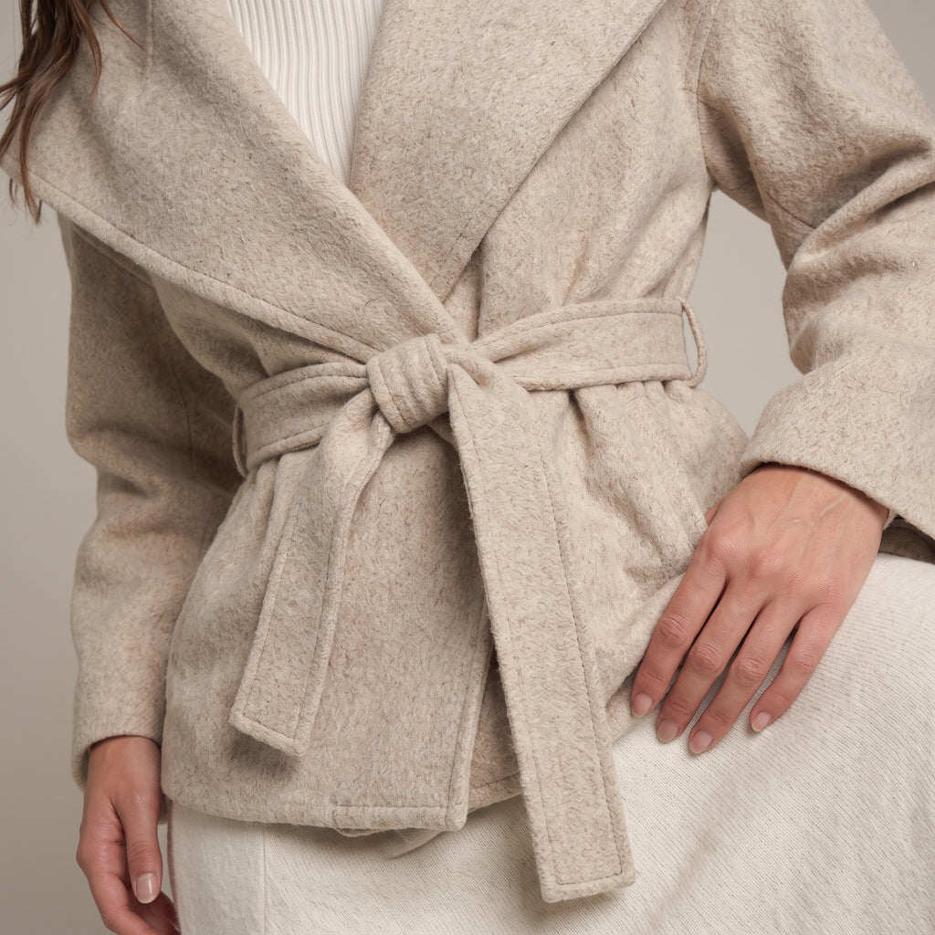 Kurzmantel Lina in Beige mit Schalkragen und Bindegürtel