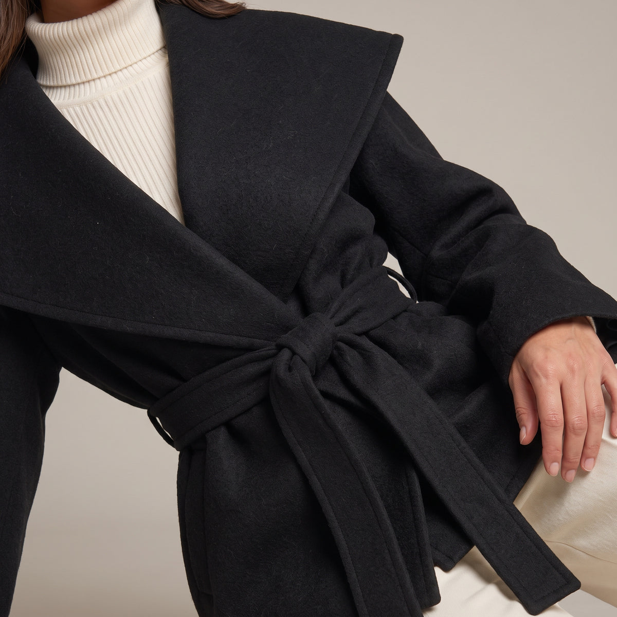 Kurzmantel Lina in Schwarz mit Schalkragen und Bindegürtel