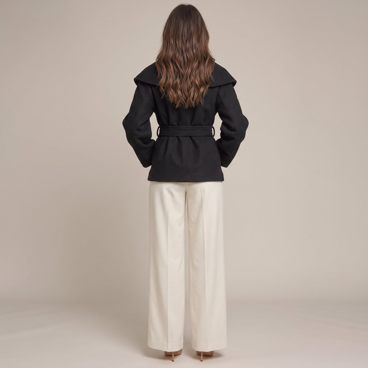 Kurzmantel Lina in Schwarz mit Schalkragen und Bindegürtel