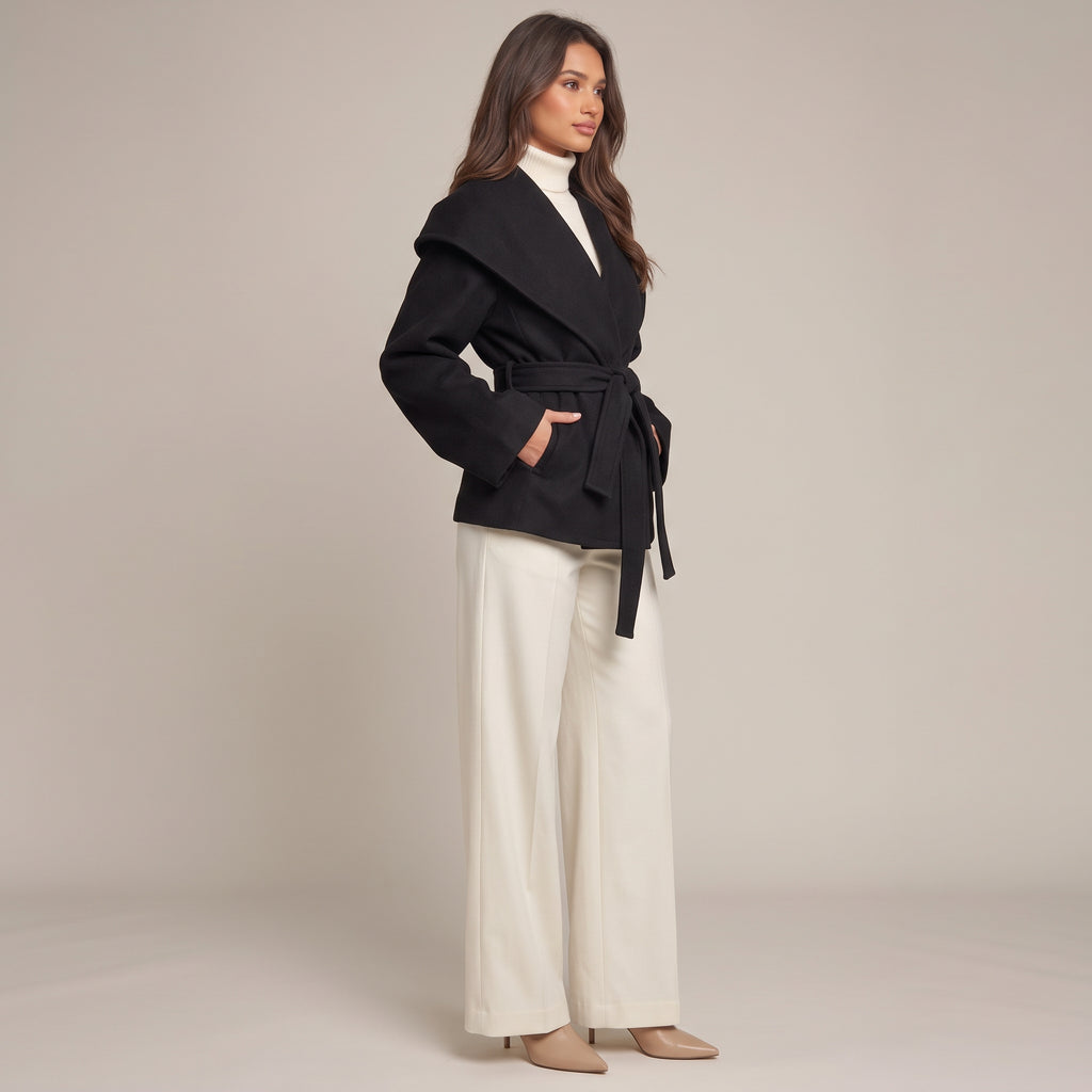 Kurzmantel Lina in Schwarz mit Schalkragen und Bindegürtel