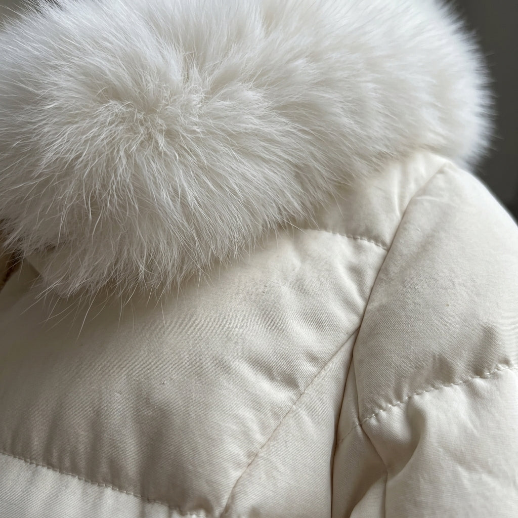 Steppjacke Amira in Weiß mit Fellkapuze und Gürtel