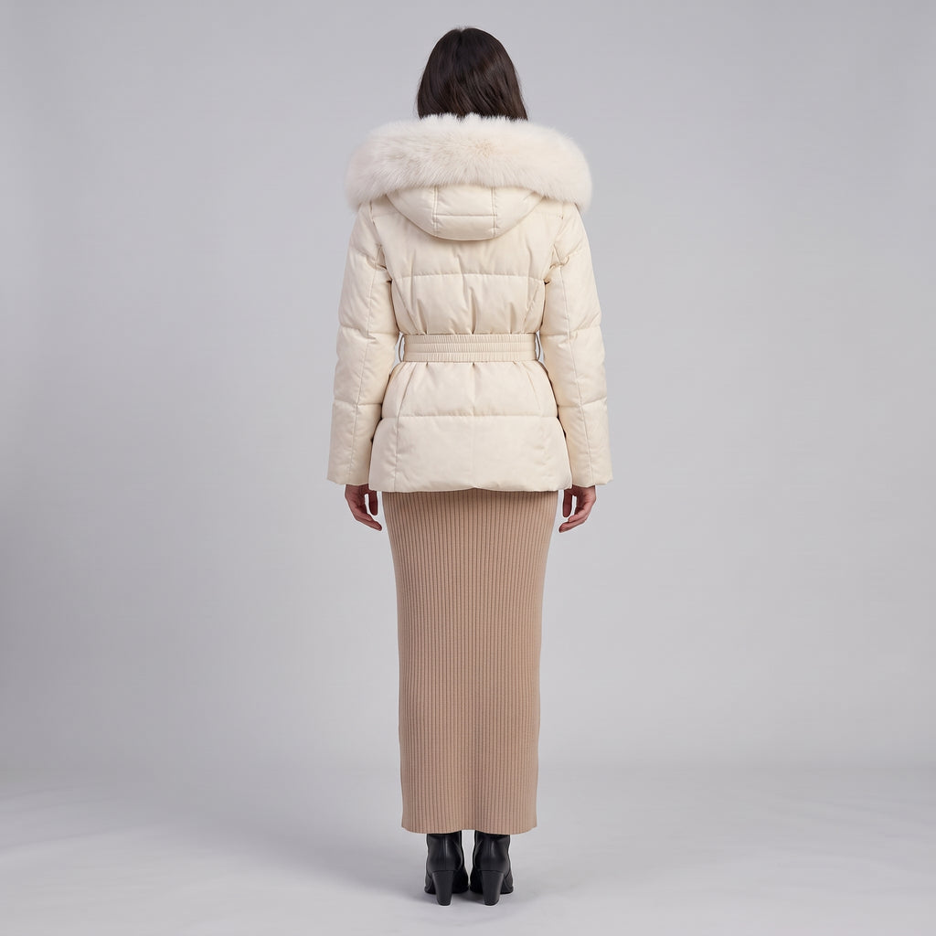 Steppjacke Amira in Weiß mit Fellkapuze und Gürtel