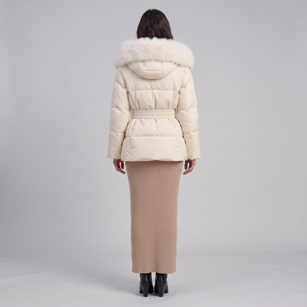 Steppjacke Amira in Weiß mit Fellkapuze und Gürtel