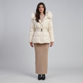 Steppjacke Amira in Weiß mit Fellkapuze und Gürtel