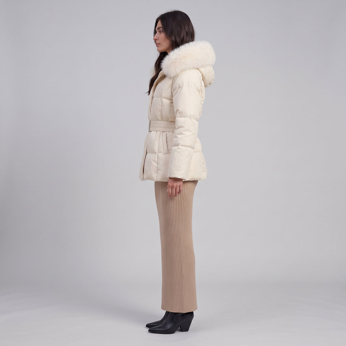 Steppjacke Amira in Weiß mit Fellkapuze und Gürtel