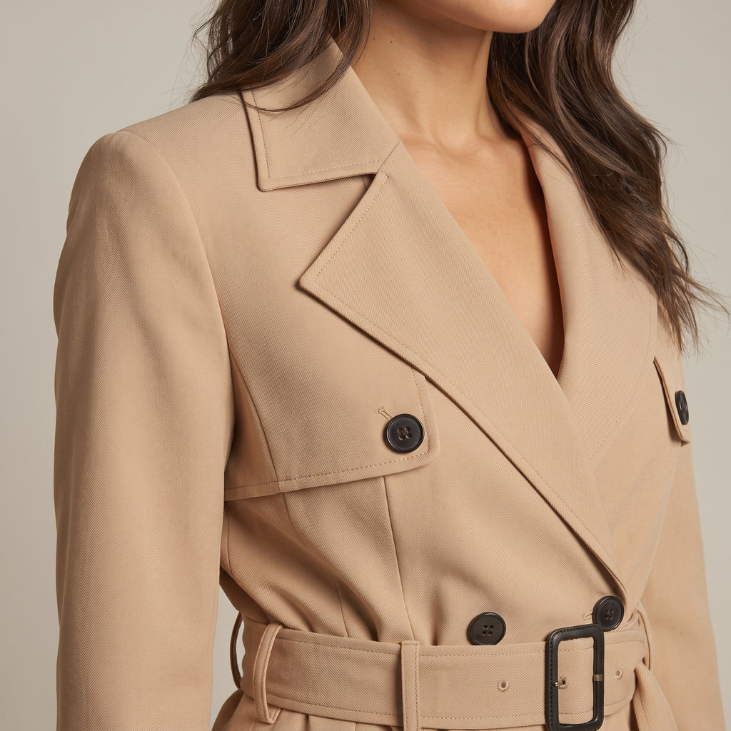Trenchcoat Nayla in Beige, kurz geschnitten mit Gürtel