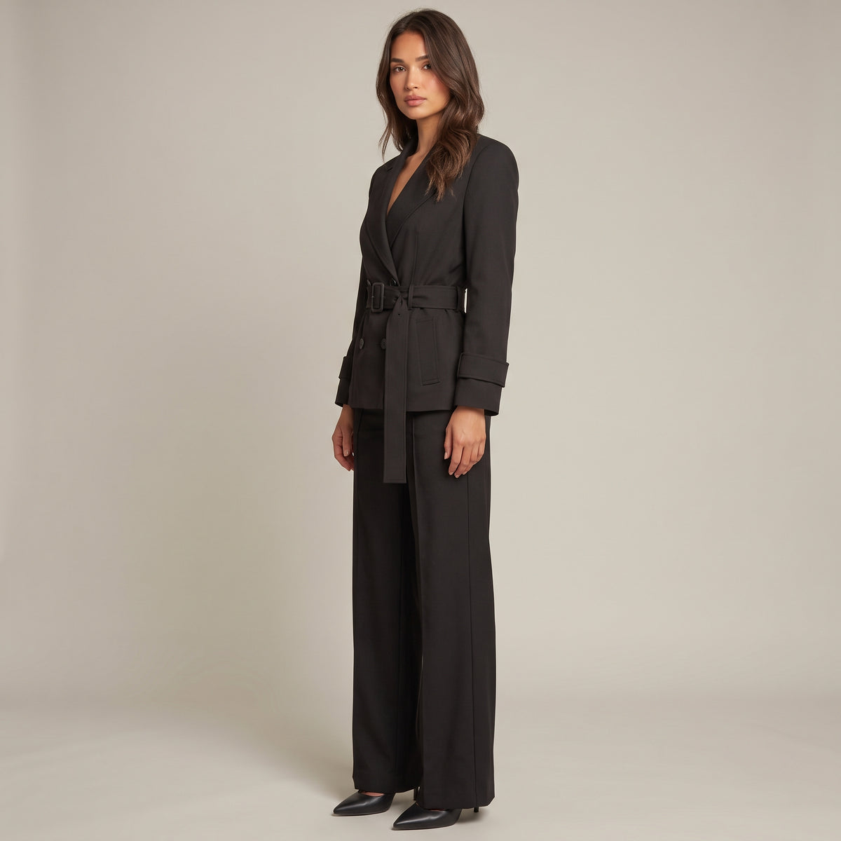 Trenchcoat Nayla in Schwarz, kurz geschnitten mit Gürtel