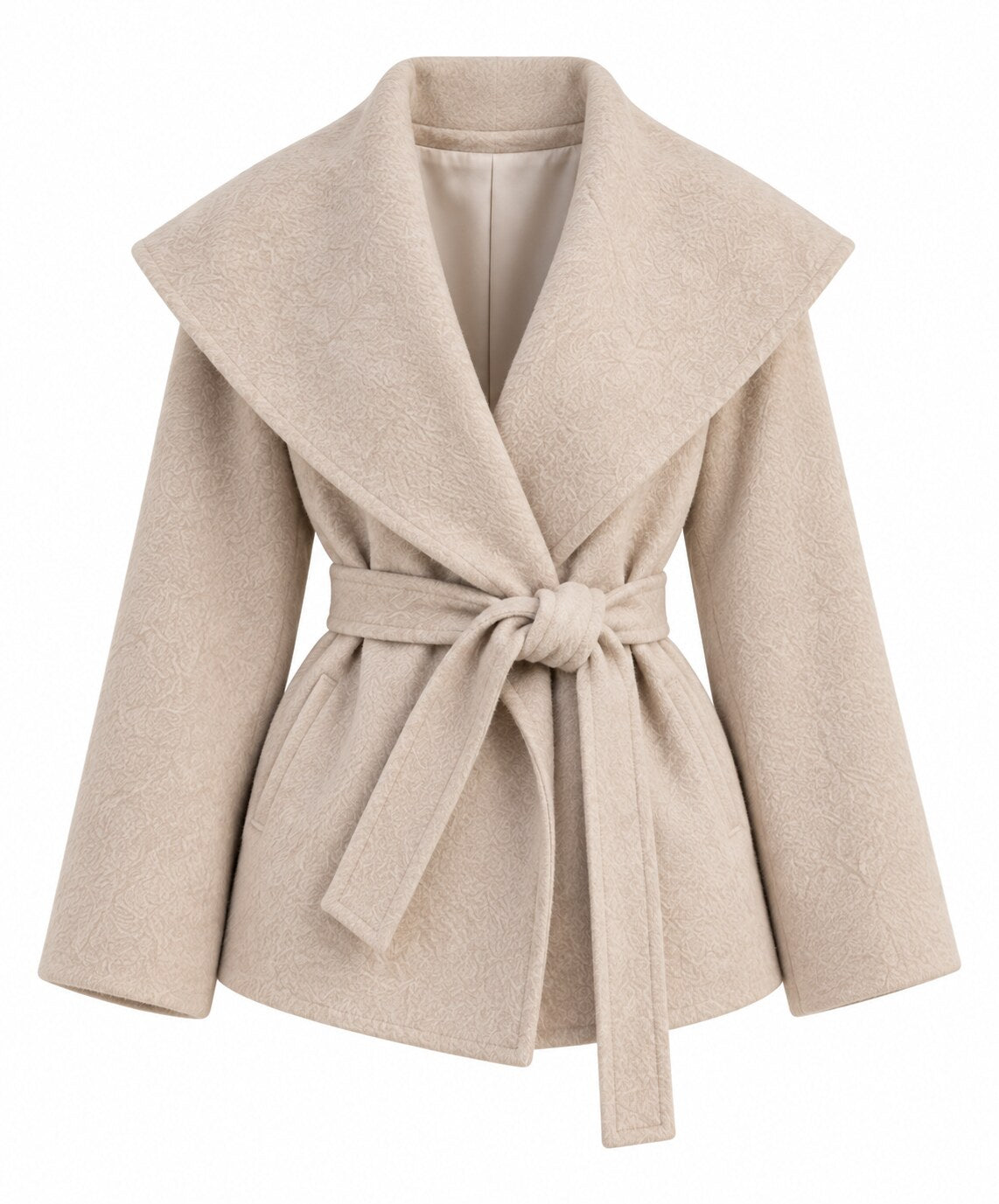 Kurzmantel Lina in Beige, freigestellt vor weißem Hintergrund